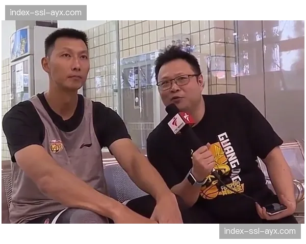 易建联现身广东男篮训练场，与年轻球员交流